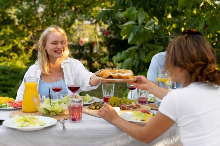 Dîner en plein air : Comment dresser une table élégante en été ?