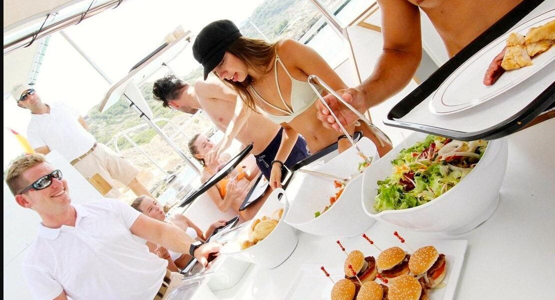 Excursions en bateau et repas gourmands : Une expérience inoubliable sur l’eau