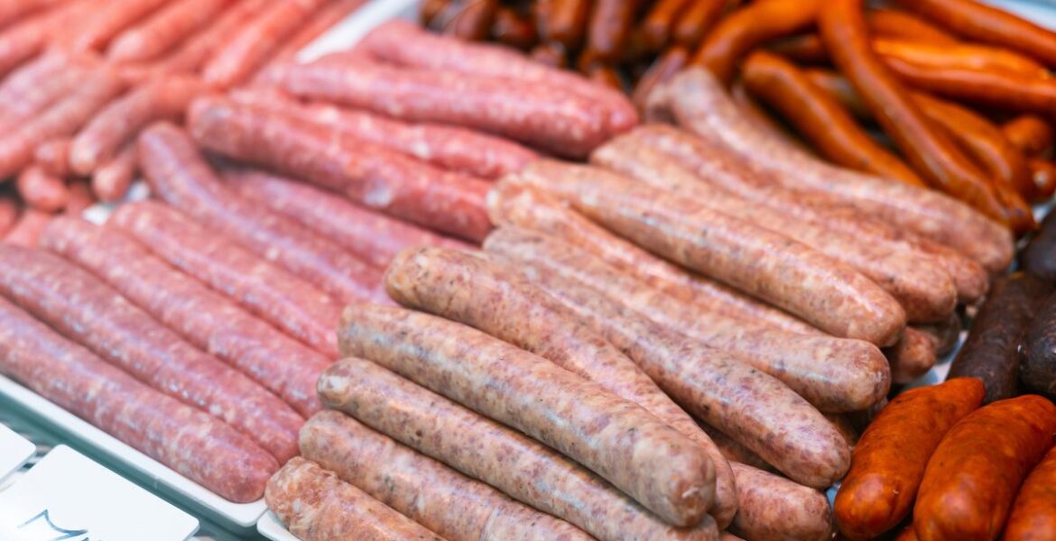 Saucisses artisanales vs. Saucisses industrielles : Qui l’emporte ?