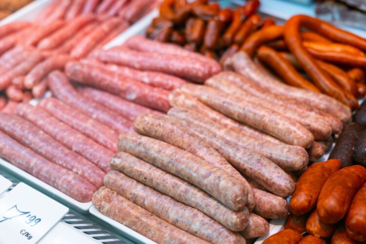 Saucisses artisanales vs. Saucisses industrielles : Qui l’emporte ?